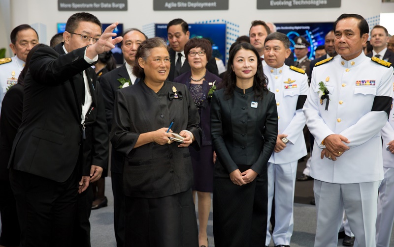 hrh-princess-sirindhorn-visits-huawei-booth