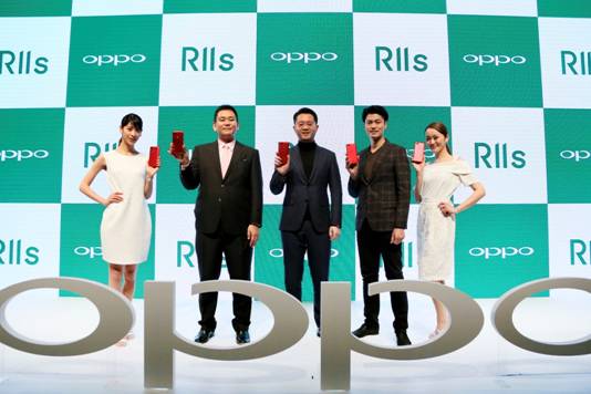 จากซ้ายในชุดสูทสีดำ Kensou Kouno คณะกรรมการบริหารของบริษัท ออปโป้ Japan และ Sean Deng CEO ของบริษัท OPPO Japan ณ งานแถลงข่าวพร้อมกับช่างภาพชื่อดังชาวญี่ปุ่น Shuichi Tsunoda