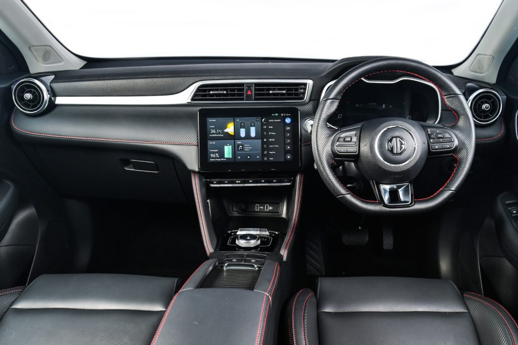 รูปภาพนี้มี Alt แอตทริบิวต์เป็นค่าว่าง ชื่อไฟล์คือ NEW-MG-ZS-EV-Interior-Cockpit-1024x683.jpg