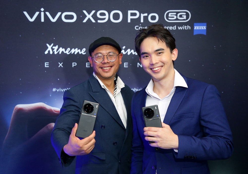 สุรชัย แสงสุวรรณ (ซ้าย) ช่างภาพมือโปร และ จักรพงศ์ มกรเสน (ขวา) Product Marketing Manager ร่วมงานเปิดตัว vivo X90 Pro 5G